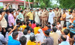 भाजपा नेता की हत्या से उबाल-मंत्री कपिल देव के आश्वासन पर खुला जाम भाजपा नेता की हत्या से उबाल-मंत्री कपिल देव के आश्वासन पर खुला जाम