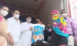 मंत्री कपिल देव ने की बैग के साथ मुफ्त खाद्य वितरण की शुरुआत मंत्री कपिल देव ने की बैग के साथ मुफ्त खाद्य वितरण की शुरुआत