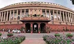 विपक्ष के सदस्यों ने संसद भवन के बाहर किया प्रदर्शन