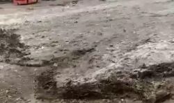 पानी के सैलाब में बह गई दुकानें- श्रद्धालुओं ने भागकर बचाई जान पानी के सैलाब में बह गई दुकानें- श्रद्धालुओं ने भागकर बचाई जान