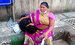 बेबसी-इलाज के अभाव में घंटो तक मां की गोद में पड़ा रहा बेटा
