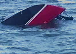 नौका के पलटने से महिला समेत पांच लोगों की मौत - दो लापता