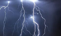 बिजली गिरने से तीन की मौत, 11 घायल बिजली गिरने से तीन की मौत, 11 घायल