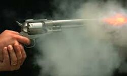 घर में गूंजी गोली की आवाज- दौड़कर देखा तो जमीन पर पड़ी मिली छात्रा घर में गूंजी गोली की आवाज- दौड़कर देखा तो जमीन पर पड़ी मिली छात्रा