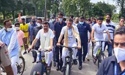 धामी ने साइकिल यात्रा कर टोक्यो ओलंपिक खिलाड़ियों का हौंसला बढ़ाया धामी ने साइकिल यात्रा कर टोक्यो ओलंपिक खिलाड़ियों का हौंसला बढ़ाया