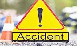 ट्रक की टक्कर से कार सवार 4 की मौत -1 घायल ट्रक की टक्कर से कार सवार 4 की मौत -1 घायल