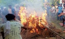 प्रेमिका के सामने प्रेमी की हत्या-आरोपी के दरवाजे पर अंतिम संस्कार