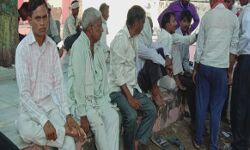 बिजली का खंबा खड़ा कर रहे थे लोग-उतरा करंट-तीन की मौत