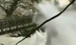 चलते टेंपो पर टूटकर गिरी चट्टानें-9 लोगों की मौत चलते टेंपो पर टूटकर गिरी चट्टानें-9 लोगों की मौत