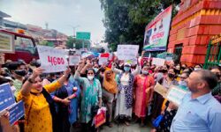 पुलिस कर्मियों का वेतनमान बढ़ाने के परिजनों का विरोध प्रदर्शन