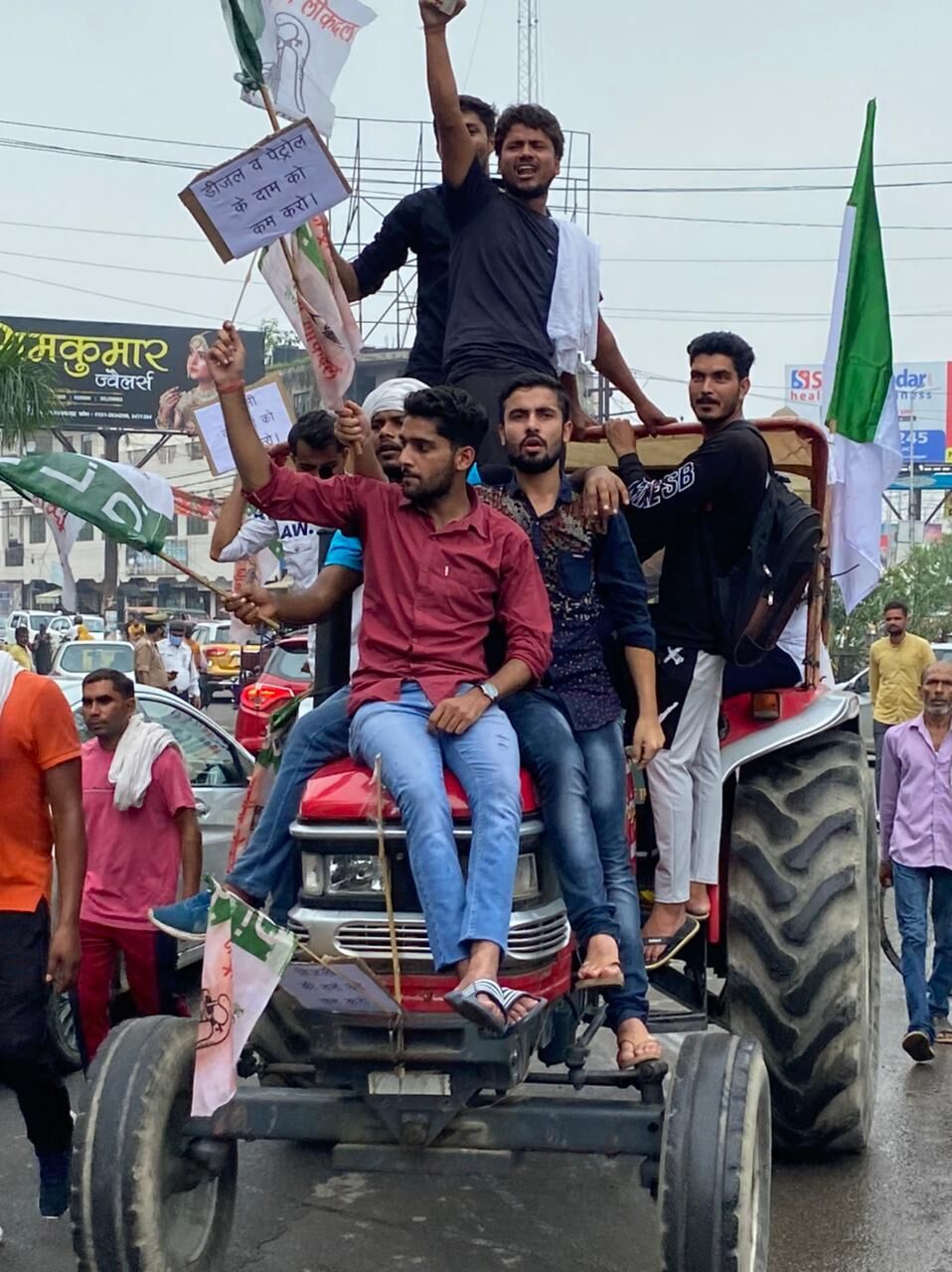 डीजल पेट्रोल 100 के पार-RLD ने भरी हुंकार-किया जोरदार प्रदर्शन डीजल पेट्रोल 100 के पार-RLD ने भरी हुंकार-किया जोरदार प्रदर्शन