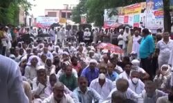 मुआवजे को लेकर सडक पर उतरे किसान-किया धरना प्रदर्शन