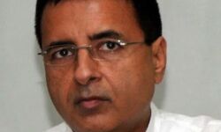 प्रदर्शन कर रहे सुरजेवाला को पुलिस ने सात घंटे बाद छोड़ा प्रदर्शन कर रहे सुरजेवाला को पुलिस ने सात घंटे बाद छोड़ा