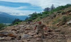 भूस्खलन से 4 NH सहित दर्जनों सड़कें बंद -कई वाहन फंसे