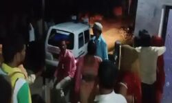 सर्राफा कारोबारी को घर के सामने गोलियों से भूना-मचा कोहराम