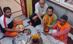 प्रखर राष्ट्रवाद की स्थापना को शक्कर के द्रव्य से किया आशुतोष का अभिषेक