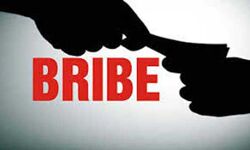 अधिकारियों सहित चार लोग रिश्वत लेने के आरोप में किये गिरफ्तार अधिकारियों सहित चार लोग रिश्वत लेने के आरोप में किये गिरफ्तार