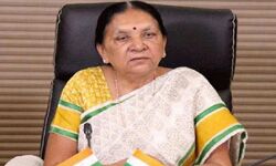 शिक्षण संस्थान गांव गोद ले तो बदल सकती है UP की तस्वीर -आनंदीबेन शिक्षण संस्थान गांव गोद ले तो बदल सकती है UP की तस्वीर -आनंदीबेन