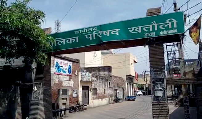 नाला सफाई को लेकर भाजपाई सफाईकर्मी आमने सामने-हुई हाथापाई नाला सफाई को लेकर भाजपाई सफाईकर्मी आमने सामने-हुई हाथापाई