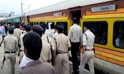 ट्रेन में हथियारबंद लुटेरे होने की सूचना पर ली गई तलाशी ट्रेन में हथियारबंद लुटेरे होने की सूचना पर ली गई तलाशी