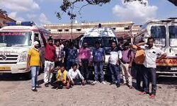 हड़ताली एम्बुलेंस चालकों से प्रशासन ने वाहनों की चाभियां ली हड़ताली एम्बुलेंस चालकों से प्रशासन ने वाहनों की चाभियां ली