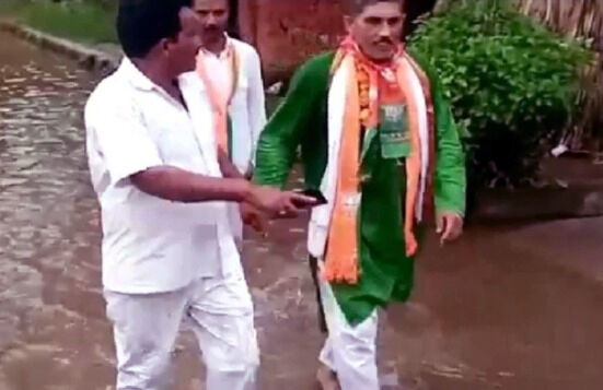 पदयात्रा करने गए BJP MLA को करा दी सीवर के पानी की सैर