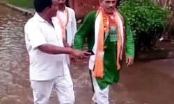 पदयात्रा करने गए BJP MLA को करा दी सीवर के पानी की सैर पदयात्रा करने गए BJP MLA को करा दी सीवर के पानी की सैर