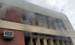 दिन निकलते ही LIC ऑफिस में आग-मची अफरा तफरी दिन निकलते ही LIC ऑफिस में आग-मची अफरा तफरी