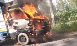 सड़क पर दौड़ रहे छोटा हाथी में लगी आग-जलकर हुआ खाक सड़क पर दौड़ रहे छोटा हाथी में लगी आग-जलकर हुआ खाक