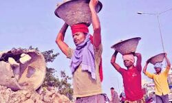 NH-10 यातायात के लिए बंद- लापता 5 मजदूरों के लिए तलाशी अभियान NH-10 यातायात के लिए बंद- लापता 5 मजदूरों के लिए तलाशी अभियान