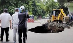 बारिश का कहर-फ्लाईओवर के नीचे जमीन में समा गई सड़क बारिश का कहर-फ्लाईओवर के नीचे जमीन में समा गई सड़क