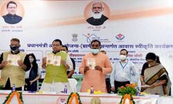 धामी ने सौंपे पीएम आवास योजना- ग्रामीण के स्वीकृति पत्र धामी ने सौंपे पीएम आवास योजना- ग्रामीण के स्वीकृति पत्र