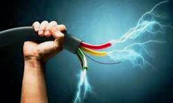 करंट लगने से छात्र की मृत्यु के बाद परिजनों को पांच लाख मुआवजा करंट लगने से छात्र की मृत्यु के बाद परिजनों को पांच लाख मुआवजा