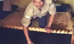 चौकी बनी तालाब-पुलिस ने खाट पर चढ़कर निकाला पानी