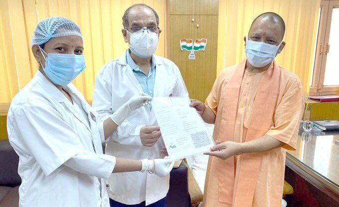 CM योगी ने सिविल अस्पताल में लगवाई वैक्सीन की दूसरी डोज