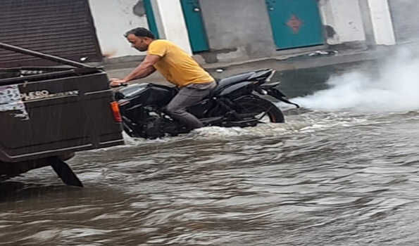 बारिश बनी आफ़त- सड़कों पर बह रही नदी