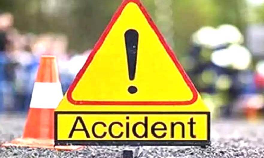 राहगीर को कुचलते हुए कार कंटेनर से भिडी- दो की मौत तीन घायल