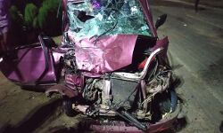 कार और ट्रक की जोरदार भिड़ंत-दो महिलाओं की मौत, 3 घायल