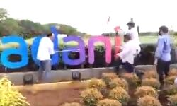 शिवसेना कार्यकर्ताओं की तोड़फोड़-अडानी एयरपोर्ट बोर्ड पर उतारा नजला