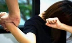 मां बेटी को अकेली देख अश्लील हरकत-एक दबोचा, जमकर की धुनाई