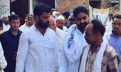 बसपा नेता ने पीड़ित परिवार को बंधाया ढांढस-कहा हर समय आपके साथ बसपा नेता ने पीड़ित परिवार को बंधाया ढांढस-कहा हर समय आपके साथ