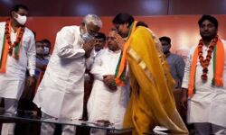 BJP सांसद का आवास जलाने के आरोपी एक्स MLA भाजपा में शामिल BJP सांसद का आवास जलाने के आरोपी एक्स MLA भाजपा में शामिल