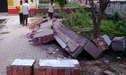 स्कूल में पानी की टंकी की दीवार गिरने से छात्रा की मृत्यु स्कूल में पानी की टंकी की दीवार गिरने से छात्रा की मृत्यु