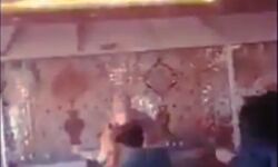 फिर मंदिर पर टूटी भीड़-तोड़ी प्रतिमाएं-पुलिस के सामने ही तोड़फोड फिर मंदिर पर टूटी भीड़-तोड़ी प्रतिमाएं-पुलिस के सामने ही तोड़फोड