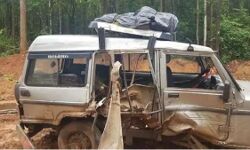 नक्सलियों ने विस्फोट कर वाहन उड़ाया-धमाके में 12 ग्रामीण घायल नक्सलियों ने विस्फोट कर वाहन उड़ाया-धमाके में 12 ग्रामीण घायल