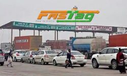 लो जी गाड़ी खड़ी थी घर में-गुजरात के टोल प्लाजा पर कट गया टैक्स