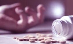 लूट में बेटे का नाम आने पर मां ने जहर खाकर दी जान