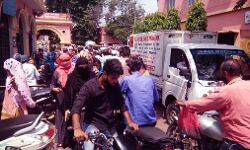 जिला अस्पताल के गेट पर जाम की नहीं किसी के पास कोई दवा