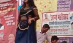 अन्न महोत्सव में पहले लगे बार बालाओं के ठुमके-फिर बंटा राशन अन्न महोत्सव में पहले लगे बार बालाओं के ठुमके-फिर बंटा राशन