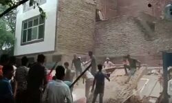 दिल्ली में 3 मंजिला इमारत गिरने से मचा कोहराम दिल्ली में 3 मंजिला इमारत गिरने से मचा कोहराम